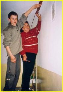 Zdobienie cian przez p Czyewska i jej wnuczka Damiana